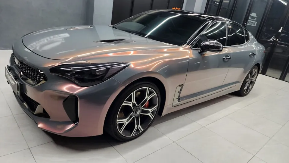 Kia Stingerのカーラッピング事例|ファンタムグレーの仕上がり 施工写真 1-3
