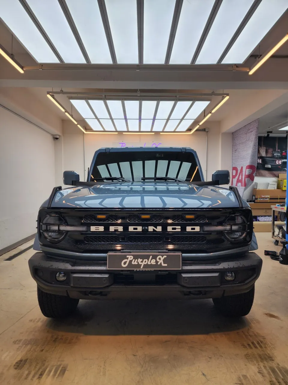 Ford Broncoのカーラッピング事例|サイドポイントデカール 施工写真 2-1