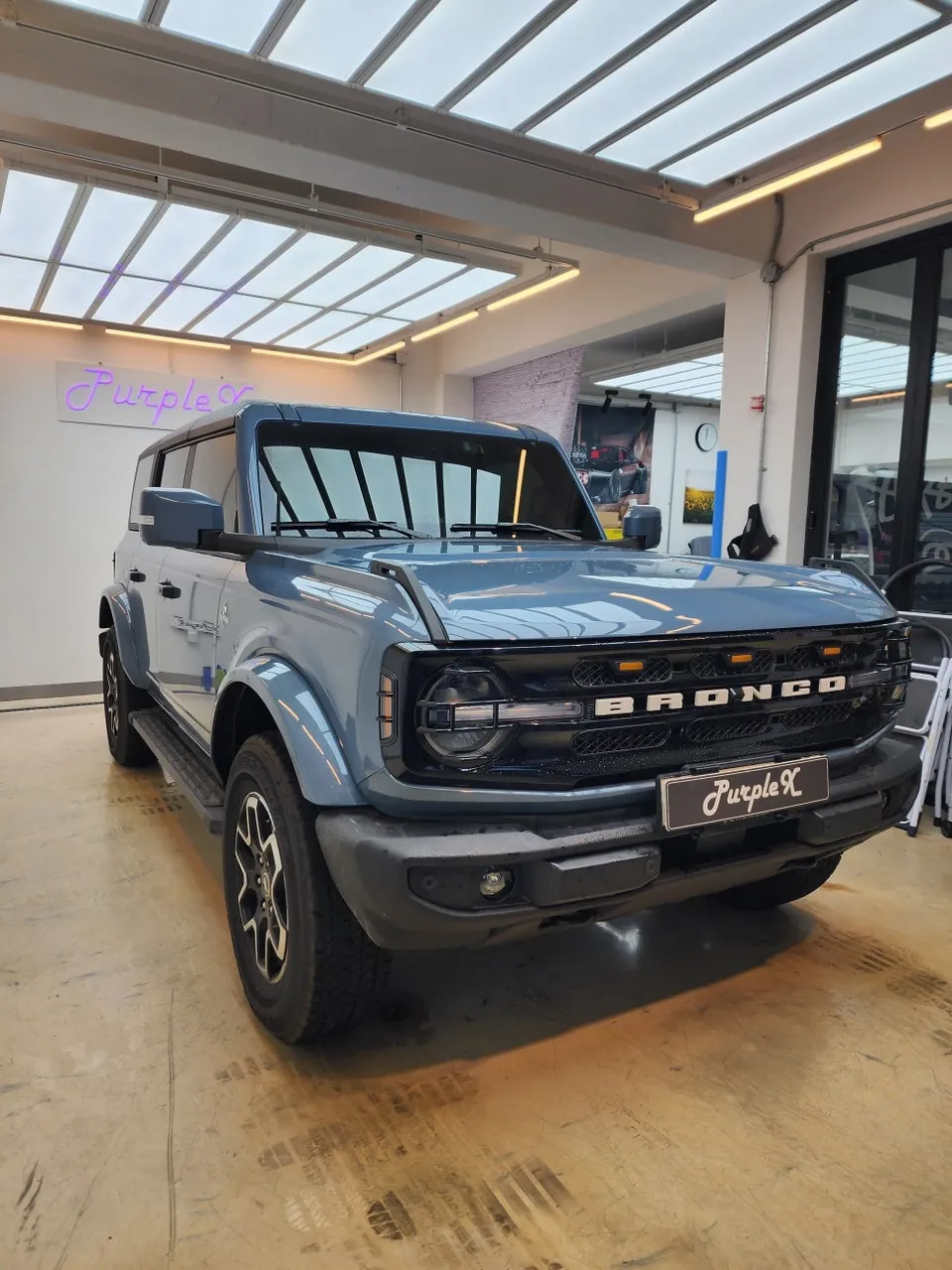 Ford Broncoのカーラッピング事例|サイドポイントデカール 施工写真 3-1