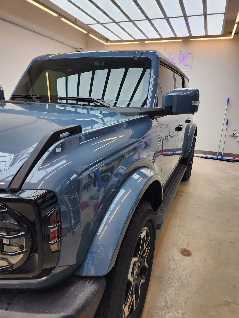 Ford Broncoのカーラッピング事例|サイドポイントデカール 施工写真 1-2