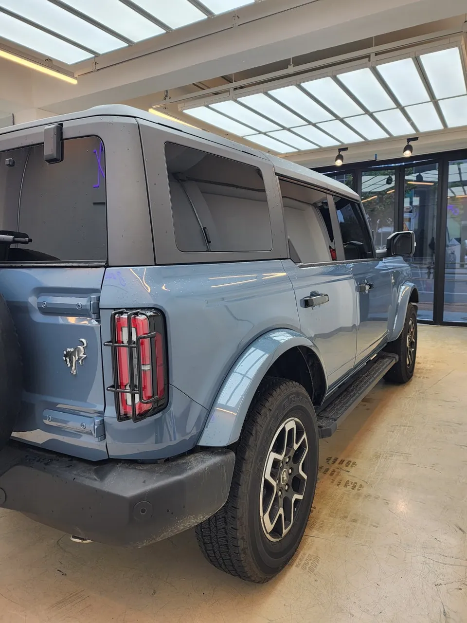 Ford Broncoのカーラッピング事例|サイドポイントデカール 施工写真 2-2