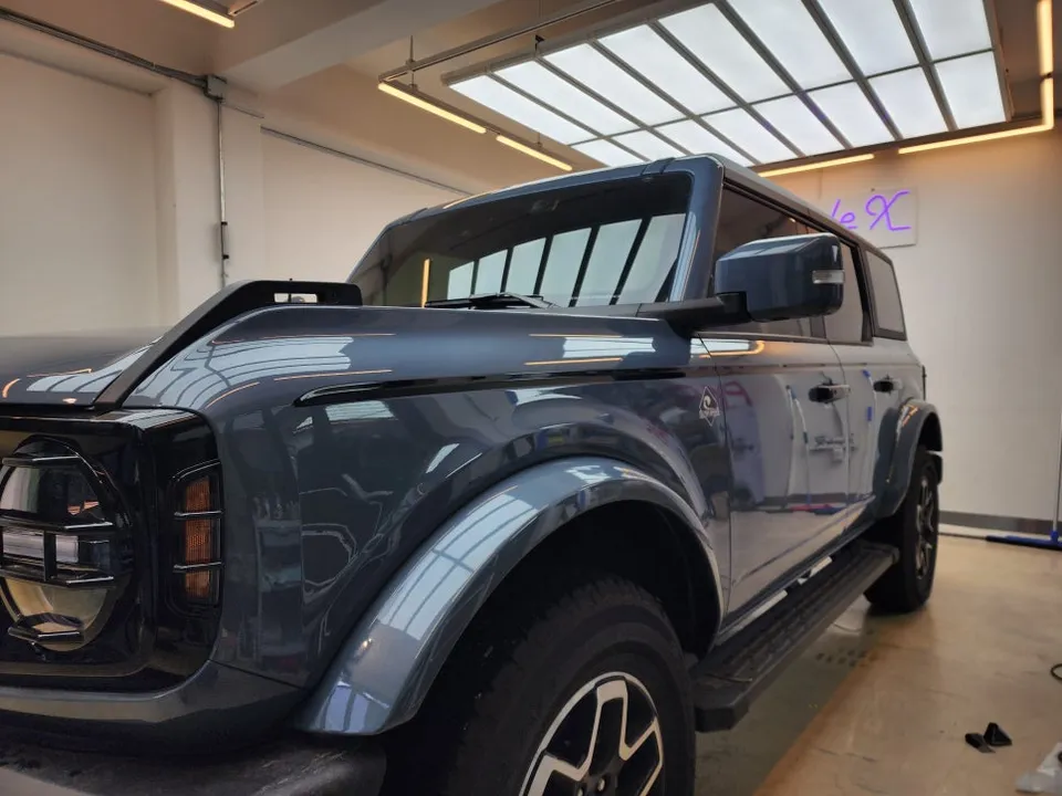 Ford Broncoのカーラッピング事例|サイドポイントデカール 施工写真 1-3