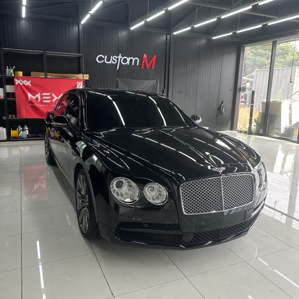 Bentley Flying Spurのカーラッピング事例|高光沢ピアノホワイト 施工写真 1-1
