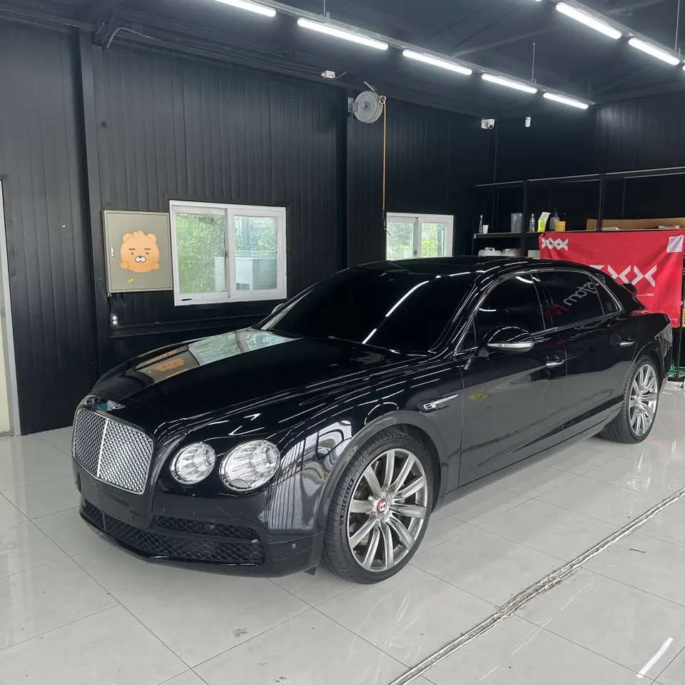 Bentley Flying Spurのカーラッピング事例|高光沢ピアノホワイト 施工写真 2-1