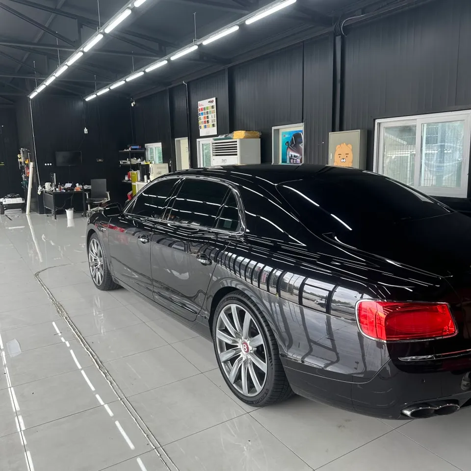 Bentley Flying Spurのカーラッピング事例|高光沢ピアノホワイト 施工写真 3-1