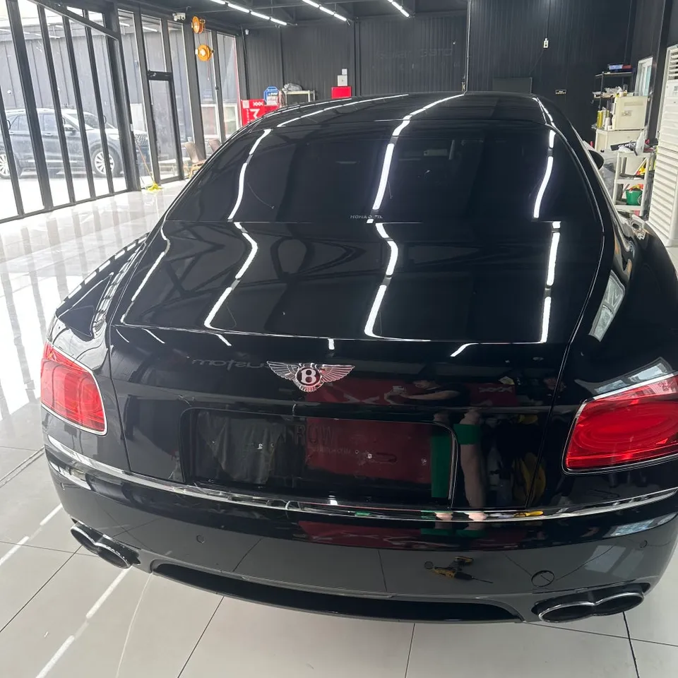 Bentley Flying Spurのカーラッピング事例|高光沢ピアノホワイト 施工写真 1-2