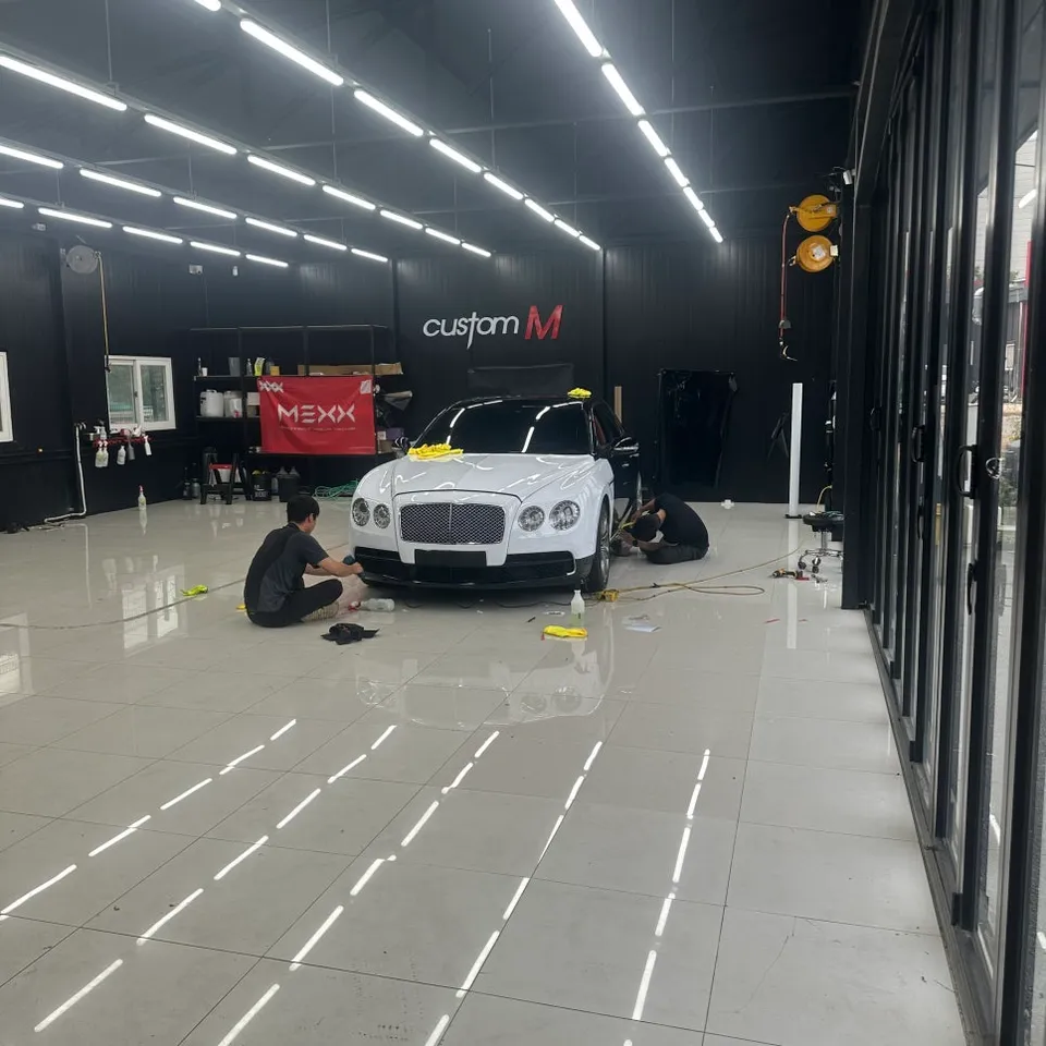 Bentley Flying Spurのカーラッピング事例|高光沢ピアノホワイト 施工写真 3-2