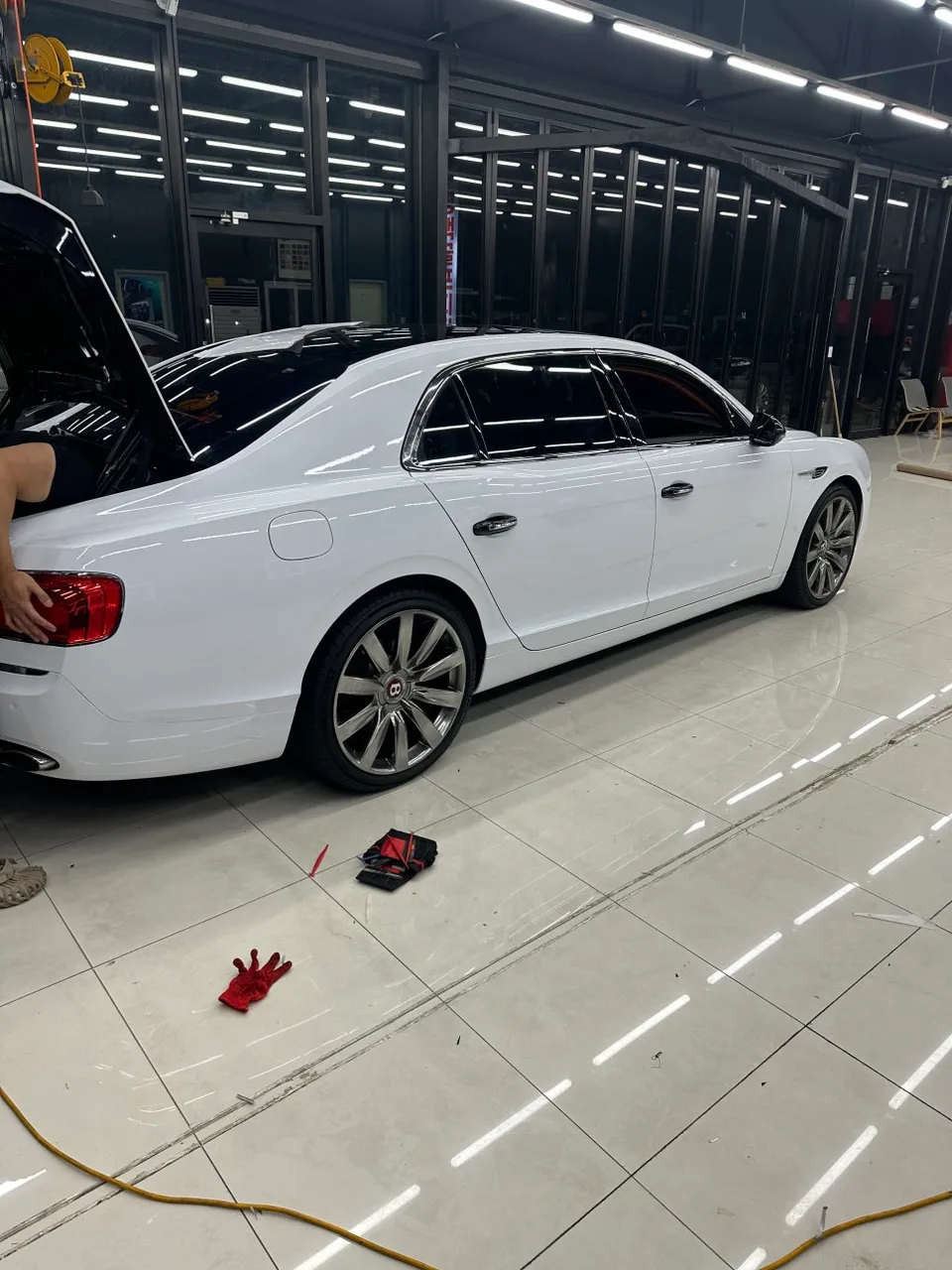 Bentley Flying Spurのカーラッピング事例|高光沢ピアノホワイト 施工写真 1-3