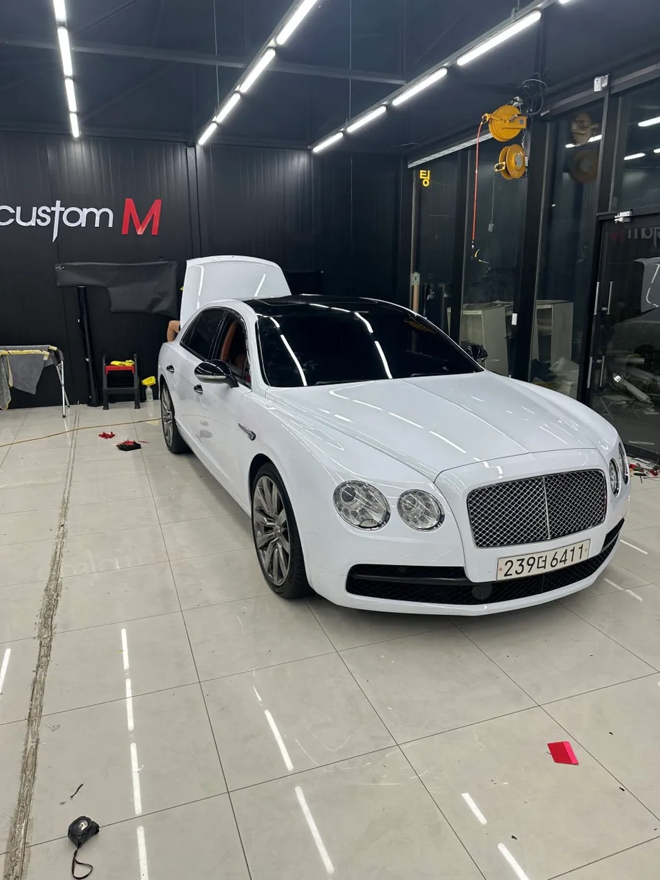 Bentley Flying Spurのカーラッピング事例|高光沢ピアノホワイト 施工写真 3-3