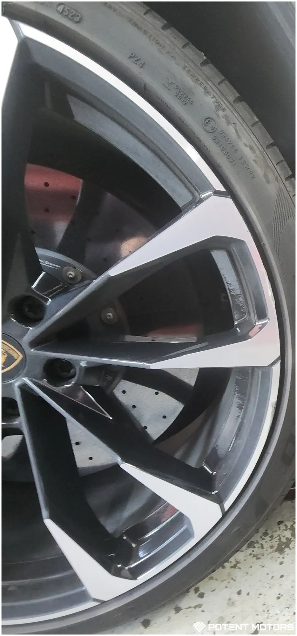 Lamborghini Urusのホイールリペア・塗装事例 施工写真 3