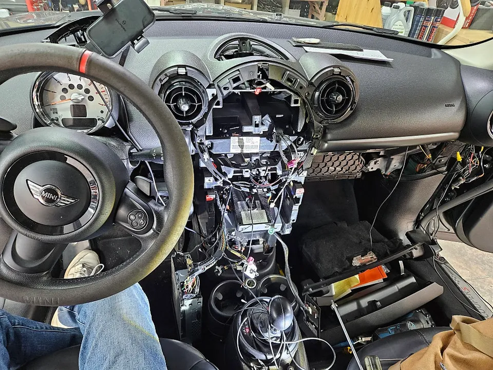 BMW MINI Cooperのドライブレコーダー取付事例 施工写真 2