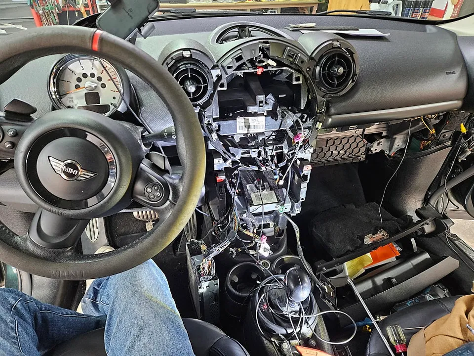 BMW MINI Cooperのドライブレコーダー取付事例 施工写真 3