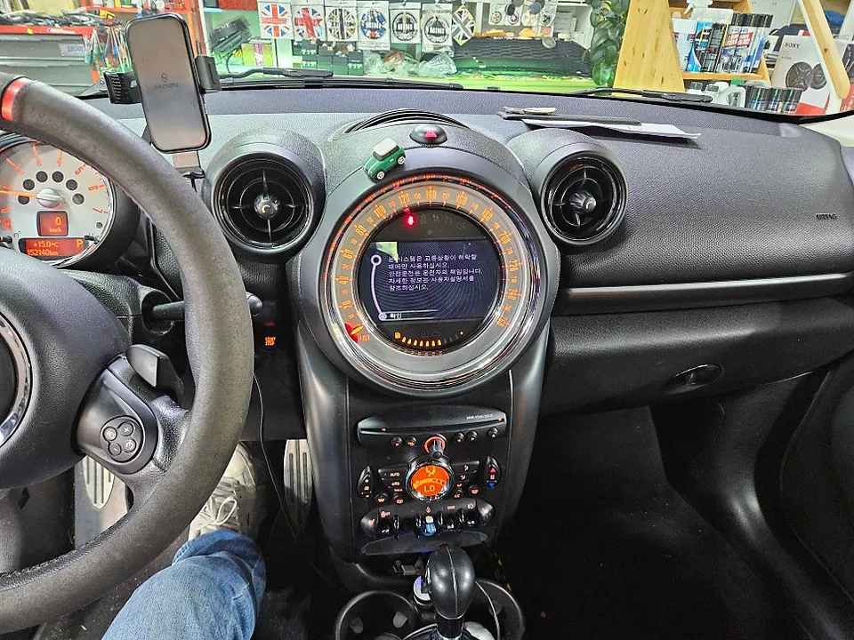 BMW MINI Cooperのドライブレコーダー取付事例 施工写真 6