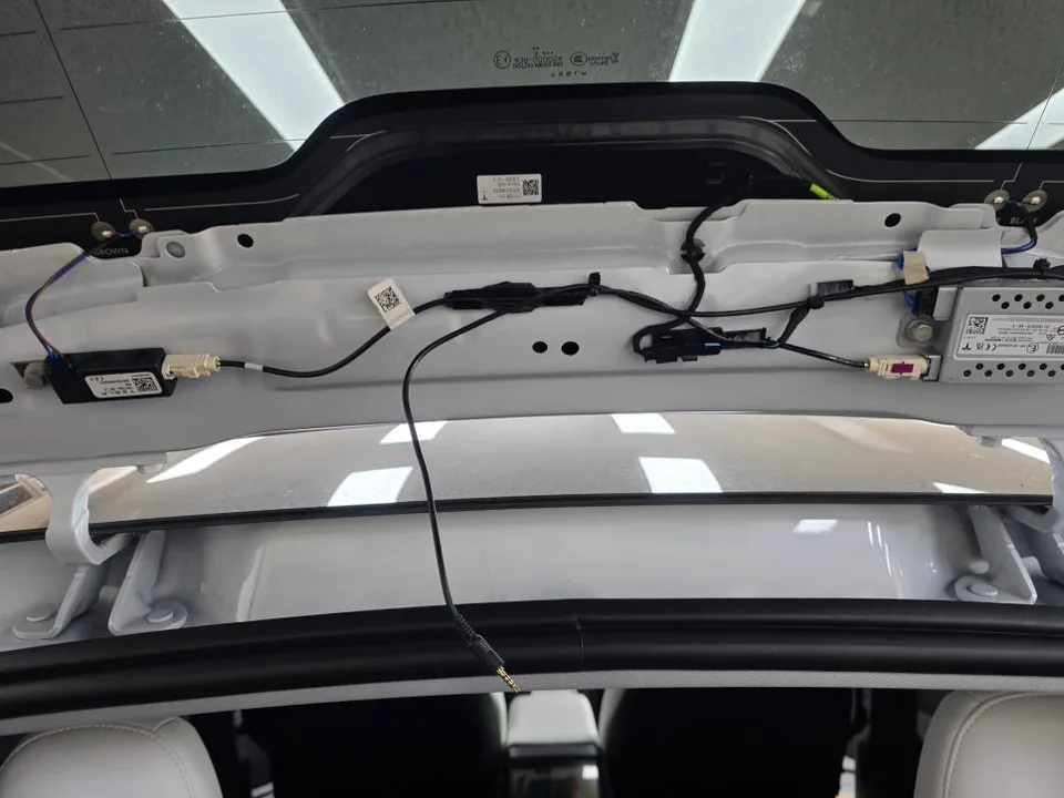 Tesla Model Y ドラレコ取付事例|費用目安・仕上がり 施工写真 1-2
