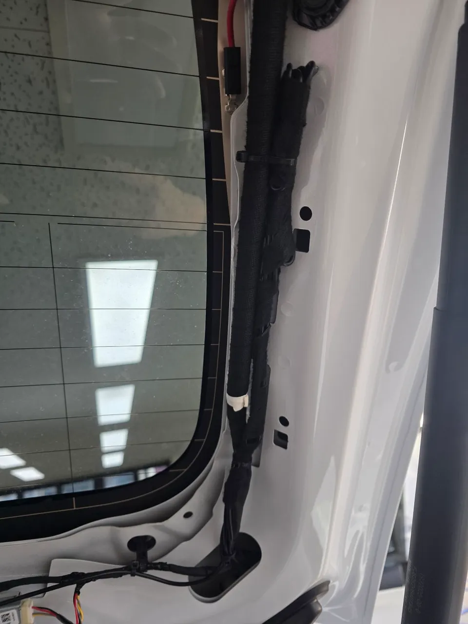 Tesla Model Y ドラレコ取付事例|費用目安・仕上がり 施工写真 3-2