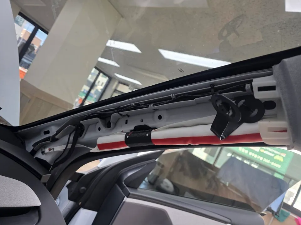 Tesla Model Y ドラレコ取付事例|費用目安・仕上がり 施工写真 1-3