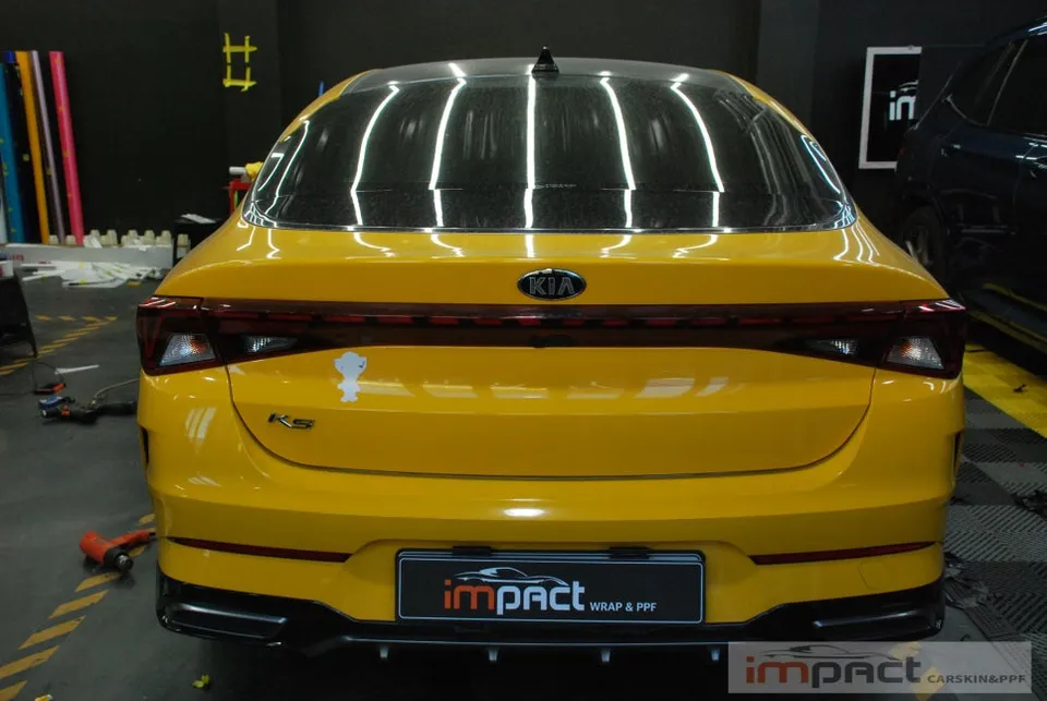 Kia K5のカーラッピング事例|ダークイエローの事故補修 施工写真 1-3