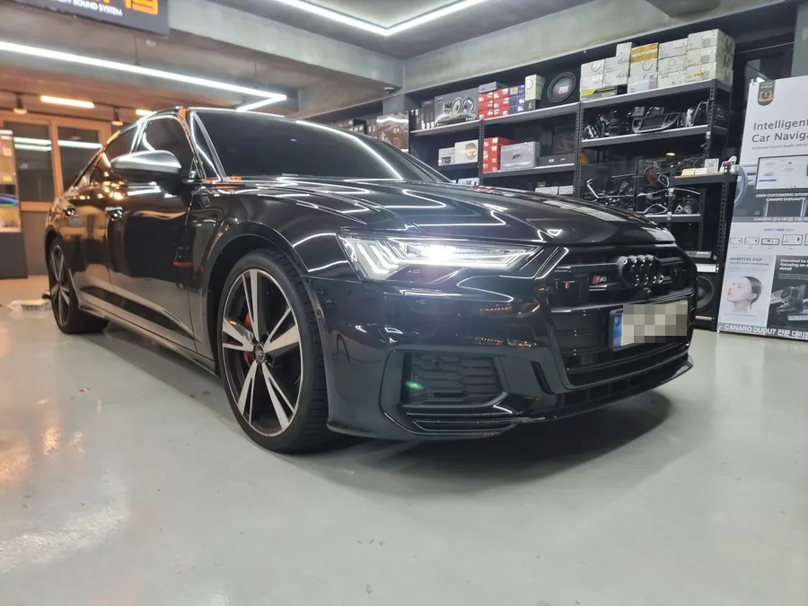 Audi A6のドラレコ取付事例|費用目安・仕上がり 施工写真 1-3