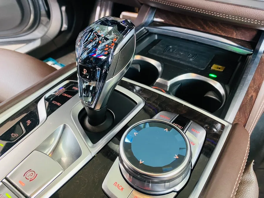 BMW 7 Series steering wheel - BMW 7 Series Steering Wheel Customization Review — Enhanced Luxur photo 3