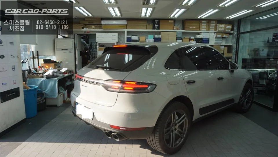 Porsche Macanのドライブレコーダー取付事例 施工写真 1-2