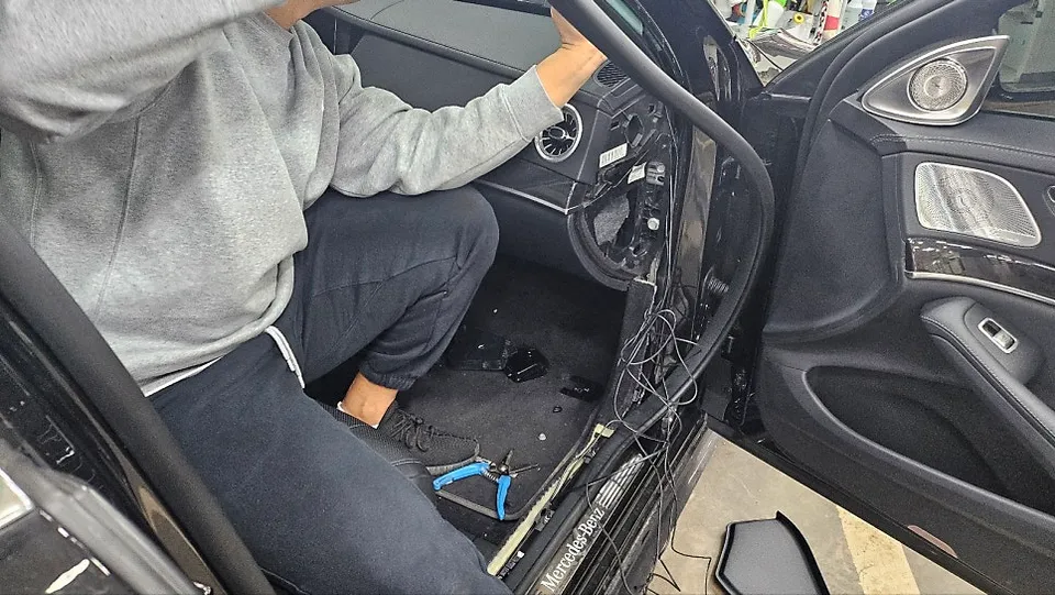 Mercedes-Benz S-Class dash cam - Mercedes-Benz S-Class Dash Cam Installation Review photo 4