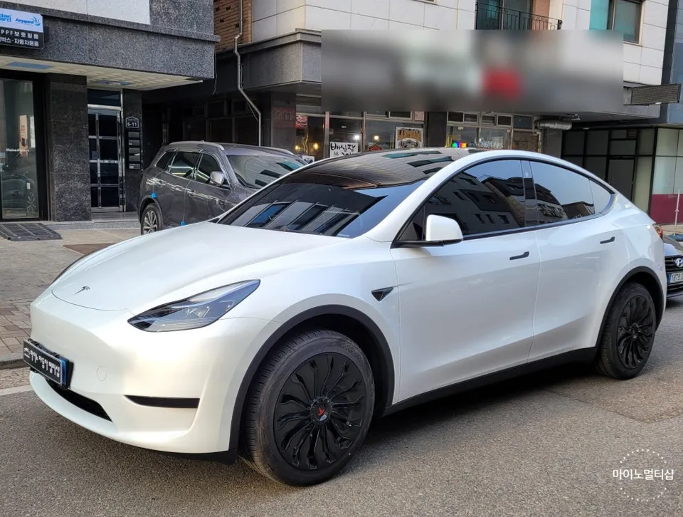 Tesla Model Yのカーフィルム施工事例|費用目安・仕上がり 施工写真 1-3