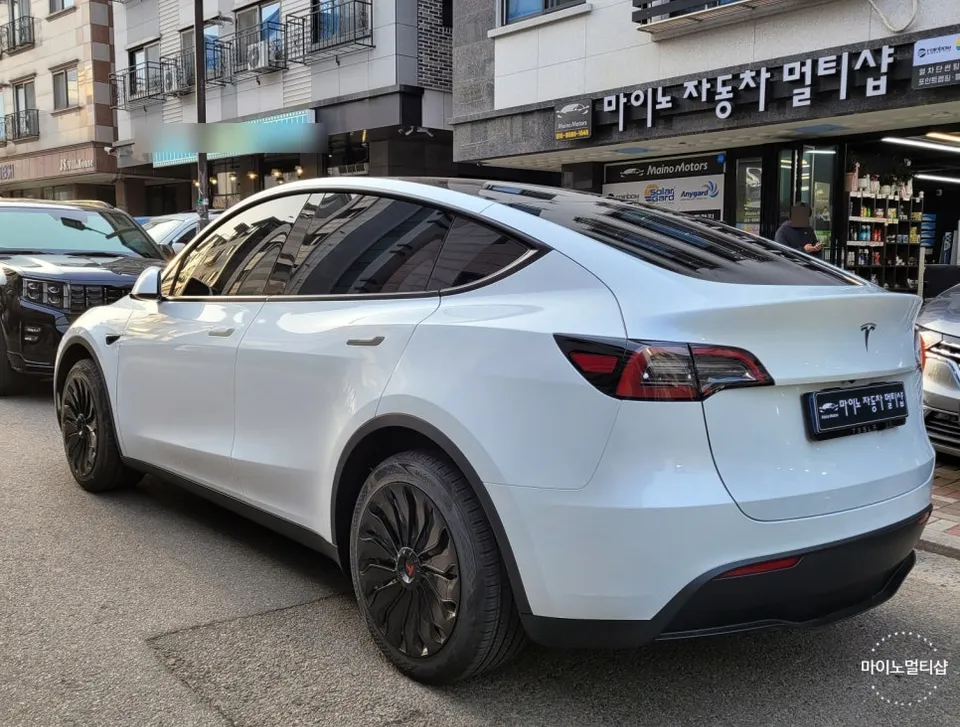 Tesla Model Yのカーフィルム施工事例|費用目安・仕上がり 施工写真 2-3