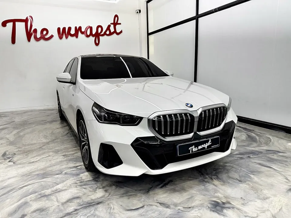 BMW 5 Series G60のカーラッピング事例 施工写真 1-2