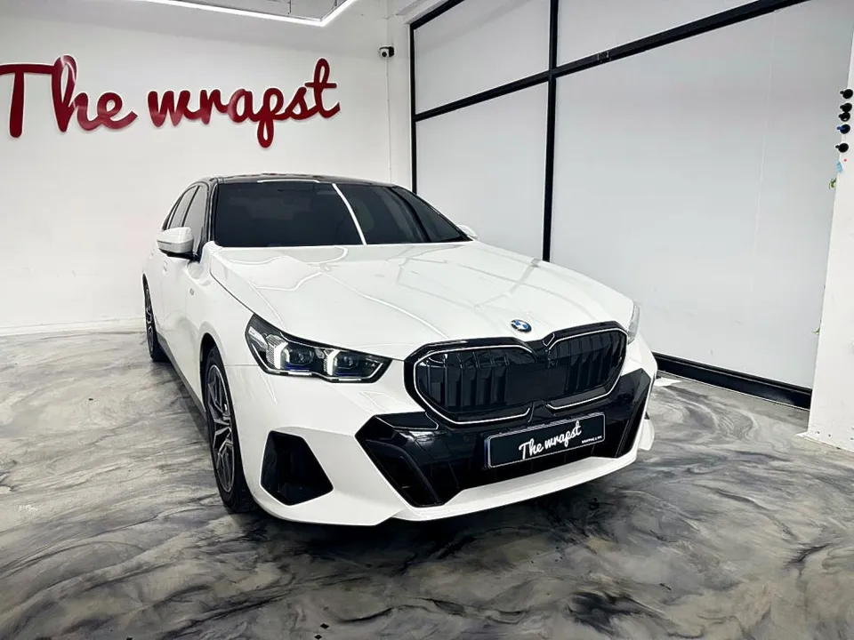 BMW 5 Series G60のカーラッピング事例 施工写真 2-2