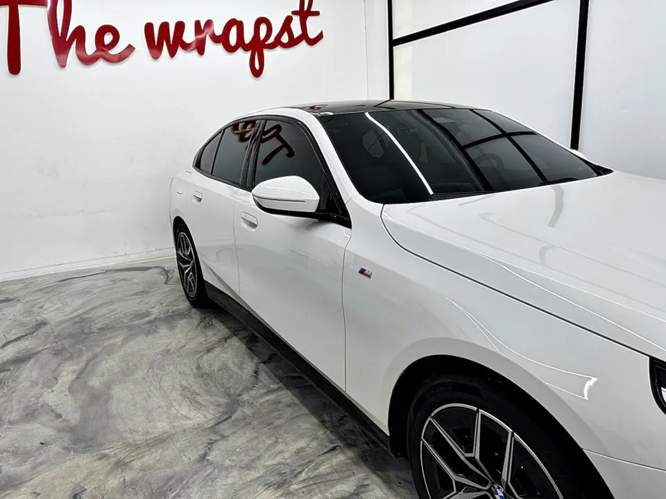 BMW 5 Series G60のカーラッピング事例 施工写真 1-3