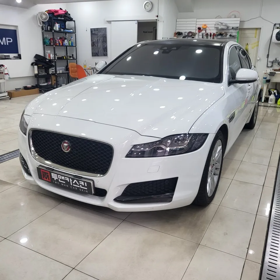 Jaguar XFのカーラッピング事例|ルーフトップ再施工 施工写真 1-1