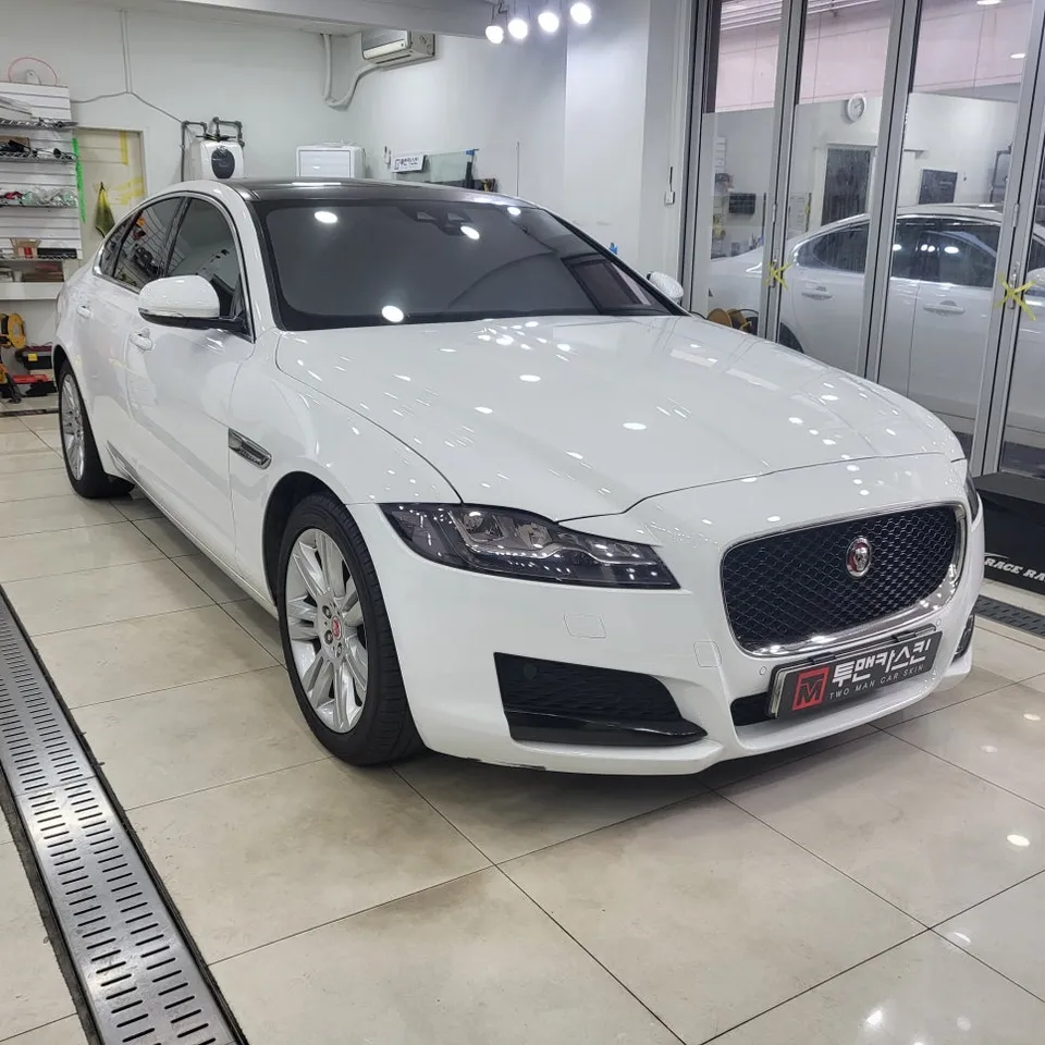 Jaguar XFのカーラッピング事例|ルーフトップ再施工 施工写真 2-1