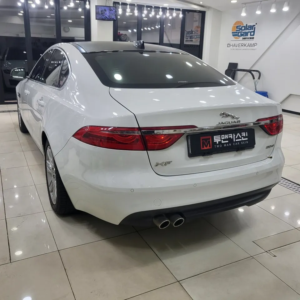 Jaguar XFのカーラッピング事例|ルーフトップ再施工 施工写真 1-2