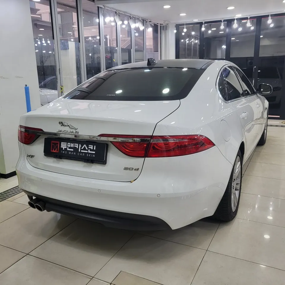 Jaguar XFのカーラッピング事例|ルーフトップ再施工 施工写真 2-2