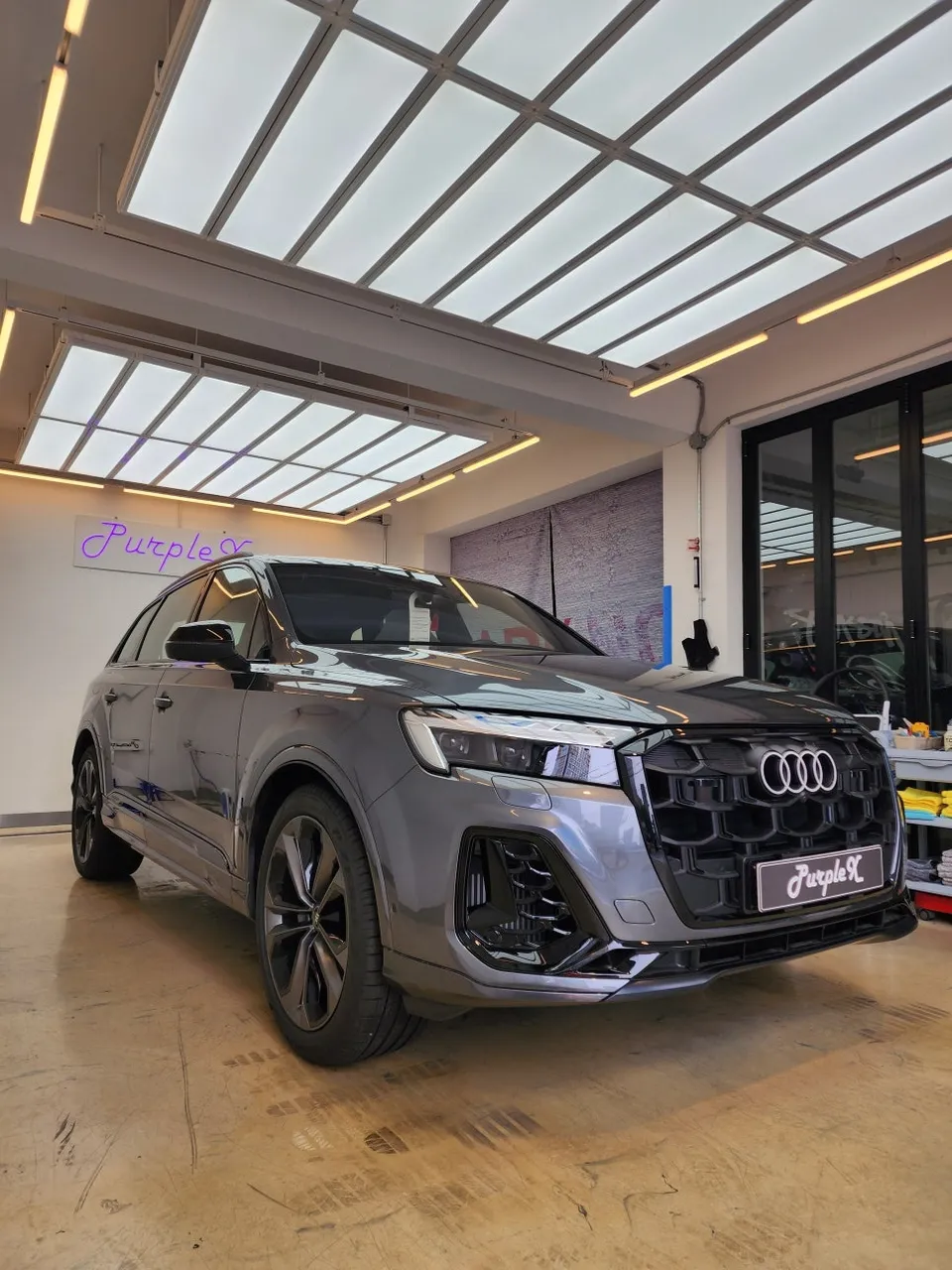 Audi Q7 PPF施工事例｜無光フィルムで高級感アップ 施工写真 3