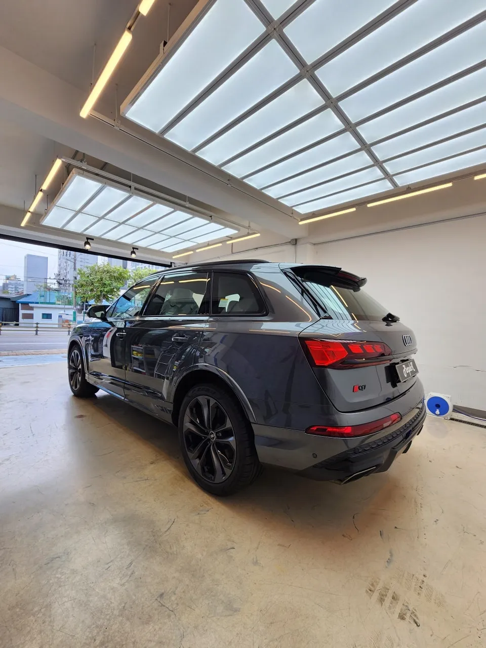 Audi Q7 PPF施工事例｜無光フィルムで高級感アップ 施工写真 4