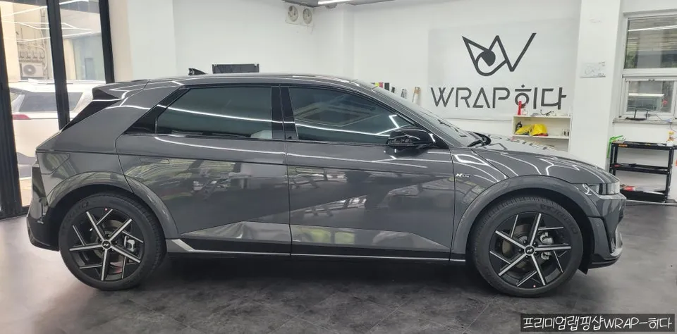 Hyundai IONIQ 5 Nのカーラッピング事例｜費用目安・仕上がり 施工写真 1-3