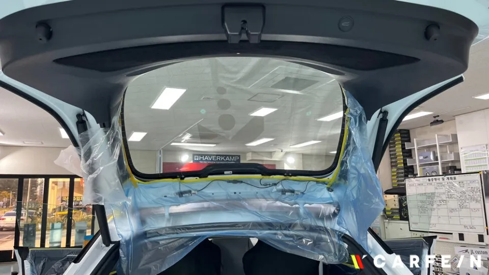 Tesla Model Yのカーフィルム施工事例 施工写真 4-2