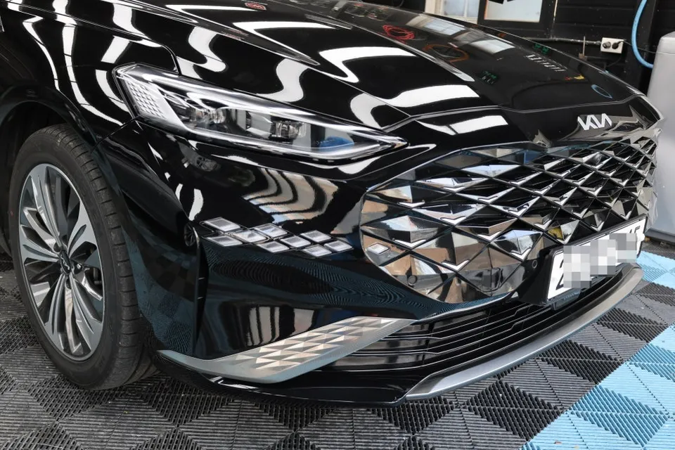 Kia K8 vinyl wrap - Kia K8 Vinyl Wrap Review: Chrome Delete for a Sleek Look photo 4