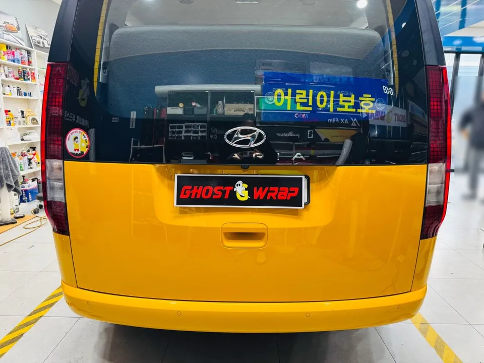 Hyundai Stariaのカーラッピング事例｜広告効果と仕上がり 施工写真 1-2