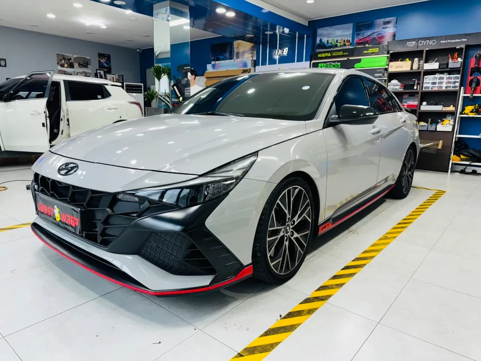 Hyundai Elantra Nのカーラッピング事例:サテンブラックで洗練された印象に 施工写真 2-1