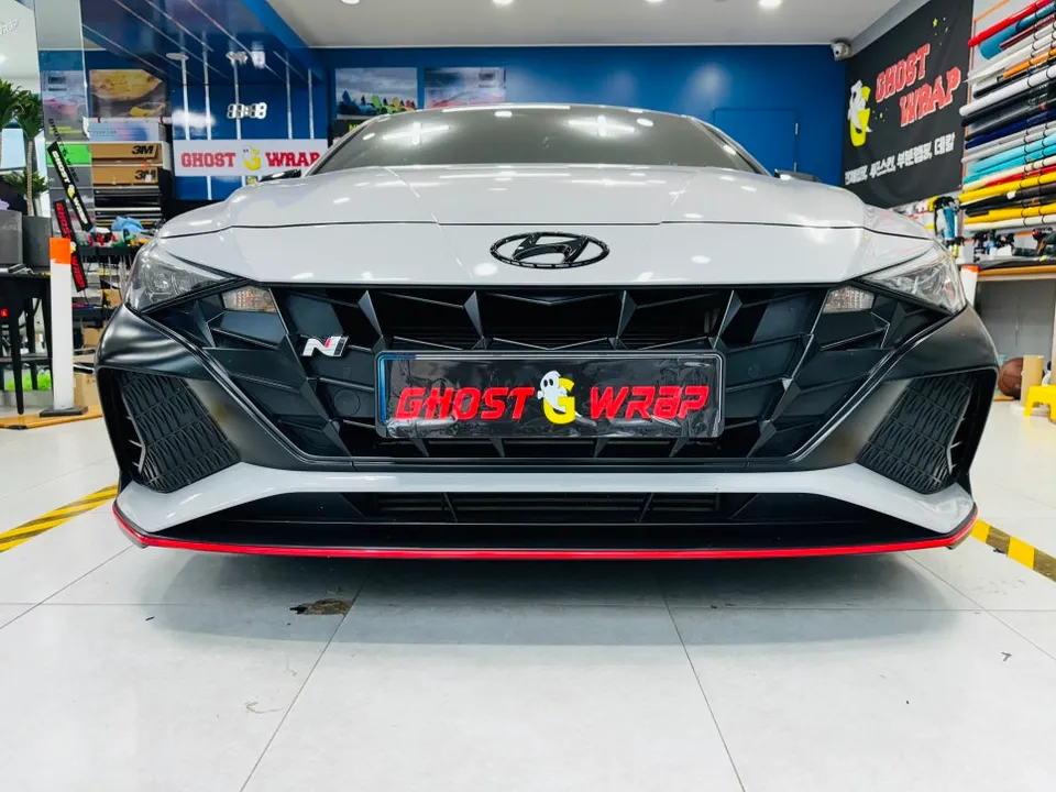 Hyundai Elantra Nのカーラッピング事例:サテンブラックで洗練された印象に 施工写真 2-2
