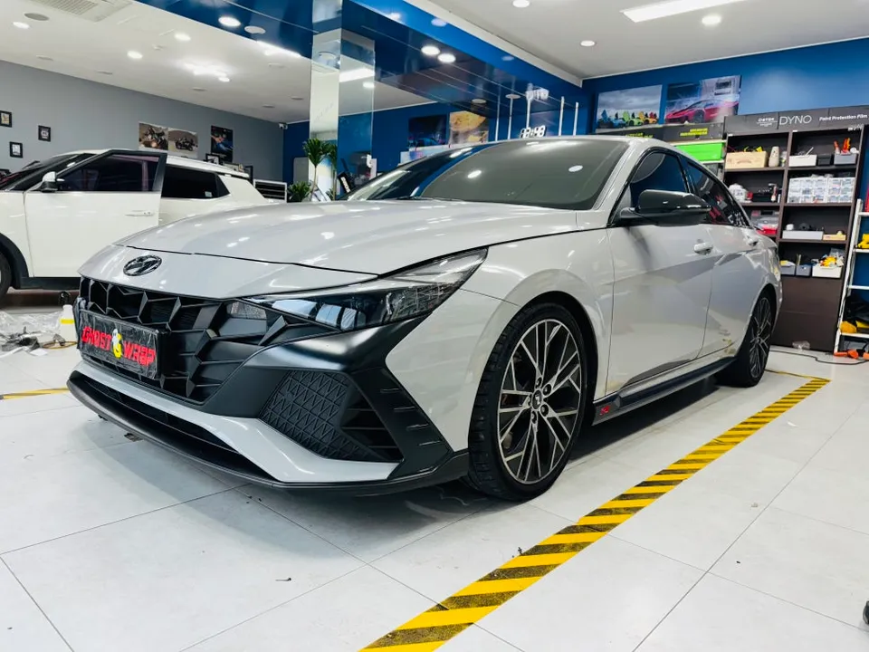 Hyundai Elantra Nのカーラッピング事例:サテンブラックで洗練された印象に 施工写真 1-3