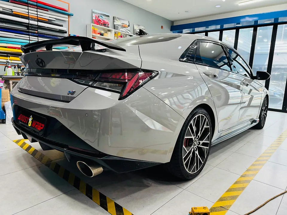 Hyundai Elantra Nのカーラッピング事例:サテンブラックで洗練された印象に 施工写真 2-3
