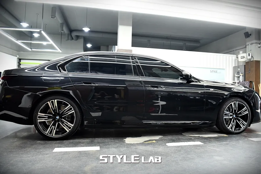 BMW 7 Seriesのカーラッピング事例|クロームパーツの変身 施工写真 2-1