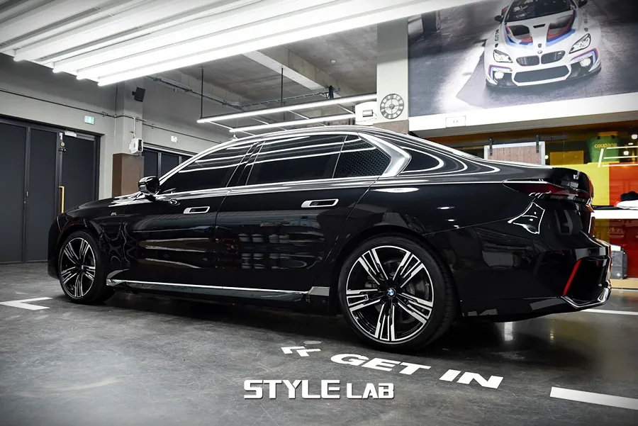 BMW 7 Seriesのカーラッピング事例|クロームパーツの変身 施工写真 3-1
