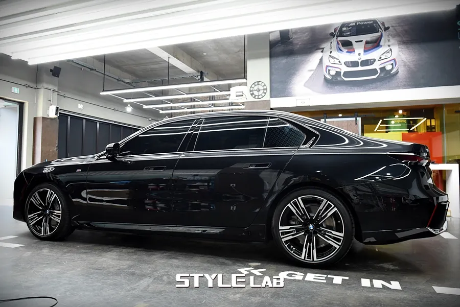 BMW 7 Seriesのカーラッピング事例|クロームパーツの変身 施工写真 1-2