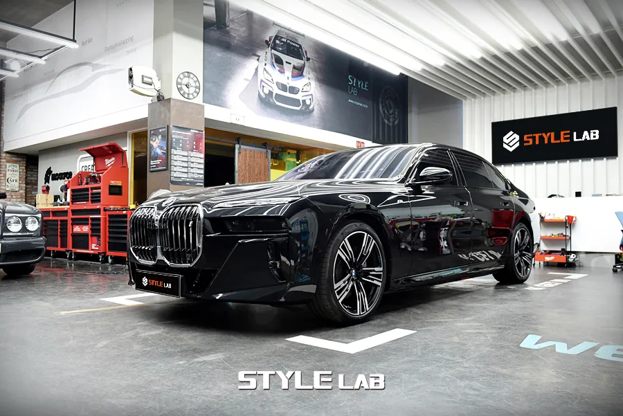 BMW 7 Seriesのカーラッピング事例|クロームパーツの変身 施工写真 2-3