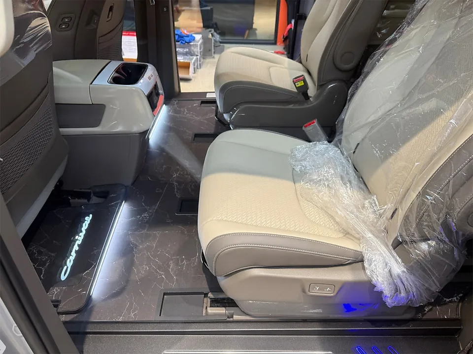 Kia Carnivalのカーフィルム施工事例｜断熱・スモーク効果 施工写真 2-1