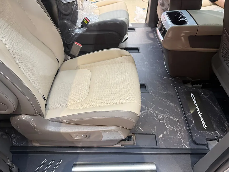 Kia Carnivalのカーフィルム施工事例｜断熱・スモーク効果 施工写真 3-1